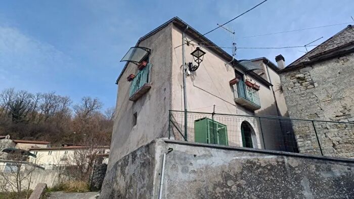 Casa con 6 locali in vendita in Castelpizzuto
