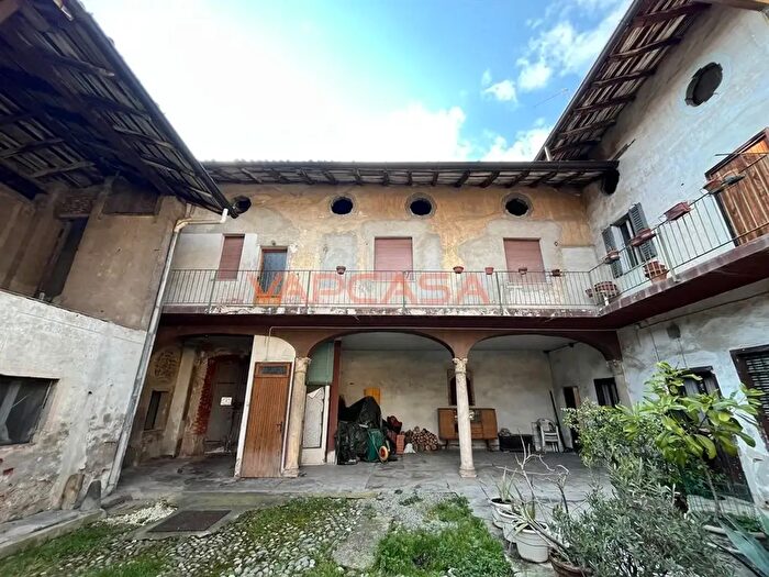 Casa con 5 locali in vendita in Via Locatelli, Martinengo