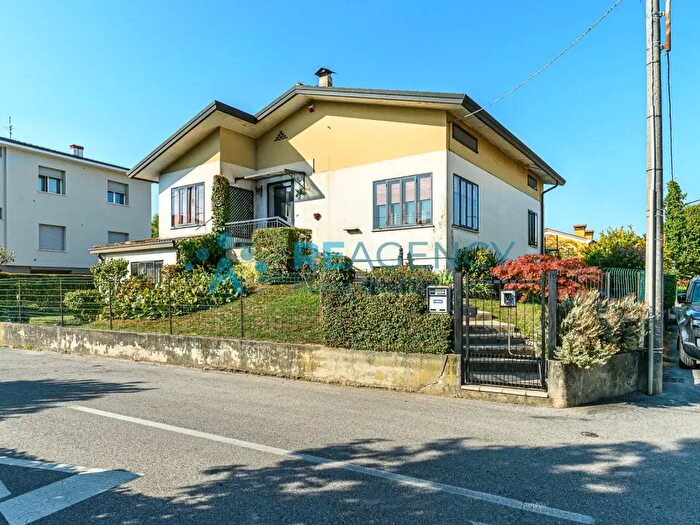 Casa con 8 locali in vendita in Via Giuseppe Civran, Vicenza