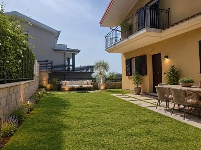 Casa quadrilocale in vendita in Contrada Lupinelli, Luzzi
