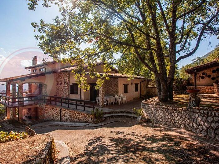 Casa con 9 locali in vendita in Via Colle Polmone Snc, Campoli Appennino