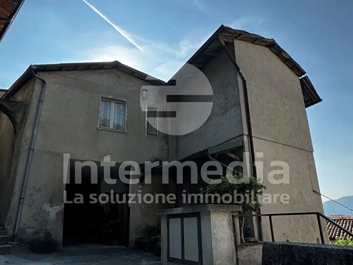 Casa con 7 locali in vendita in Via Vittorio Emanuele, Capriolo