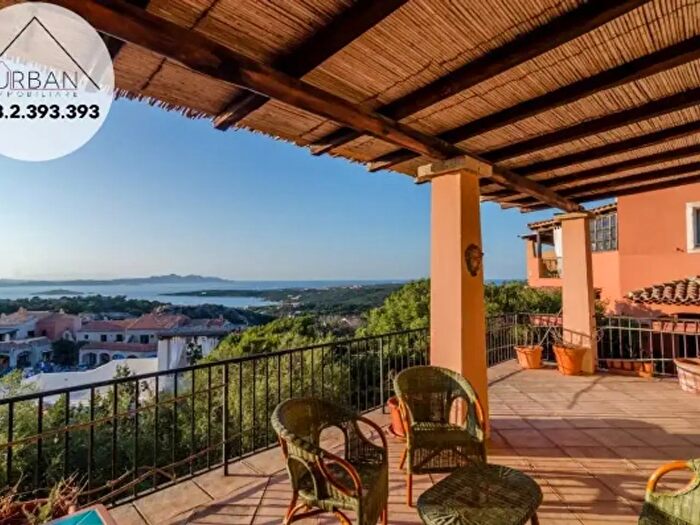 Appartamento con 5 locali in vendita in Viale Giovanna Maria Orecchioni, Arzachena