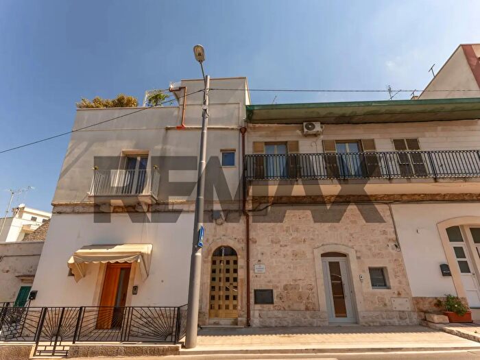 Appartamento con 5 locali in vendita in Via Alberobello, Locorotondo