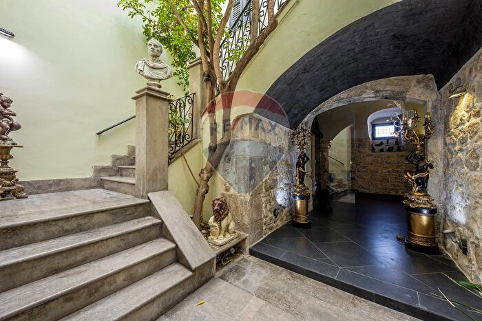 Casa con 8 locali in vendita in Via Roma, Monterosso Almo