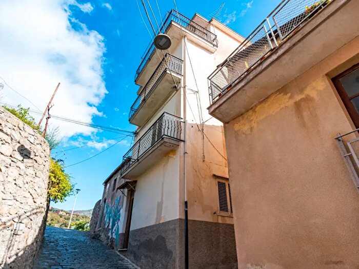 Casa con 8 locali in vendita in Via Archimede, Graniti