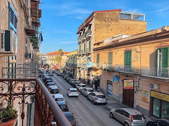 Appartamento bilocale in vendita in Via Regina Margherita, Napoli