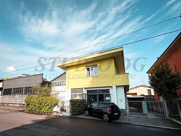 Casa con 6 locali in vendita in Via Vicenza, Meda