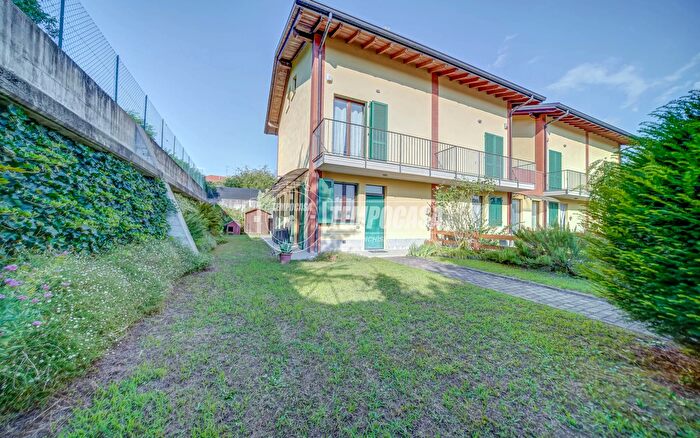 Casa quadrilocale in vendita in Via Genova, Mercallo