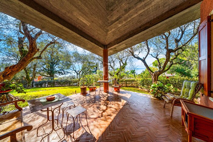 Casa con 6 locali in vendita in Bardolino