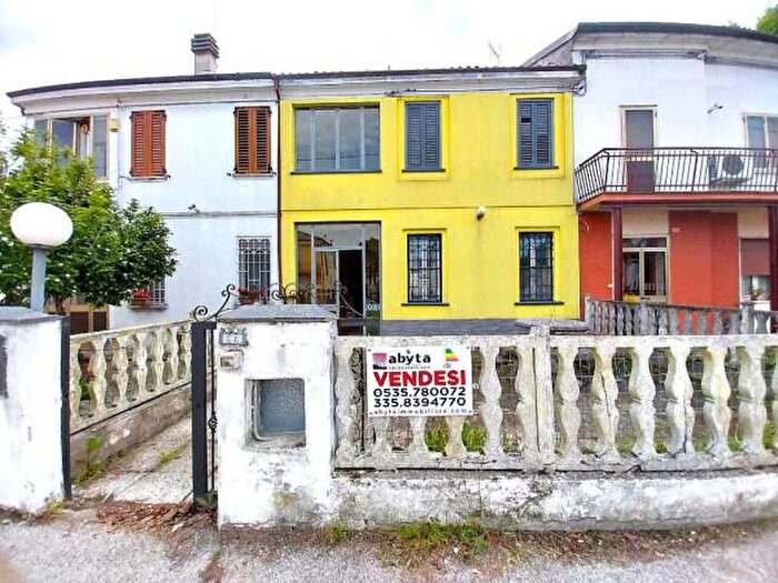 Casa quadrilocale in vendita in Viale Passardi, Bondeno