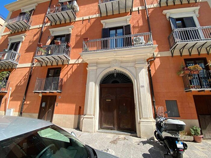 Appartamento trilocale in affitto in Via dei Candelai, Tribunale, Palermo