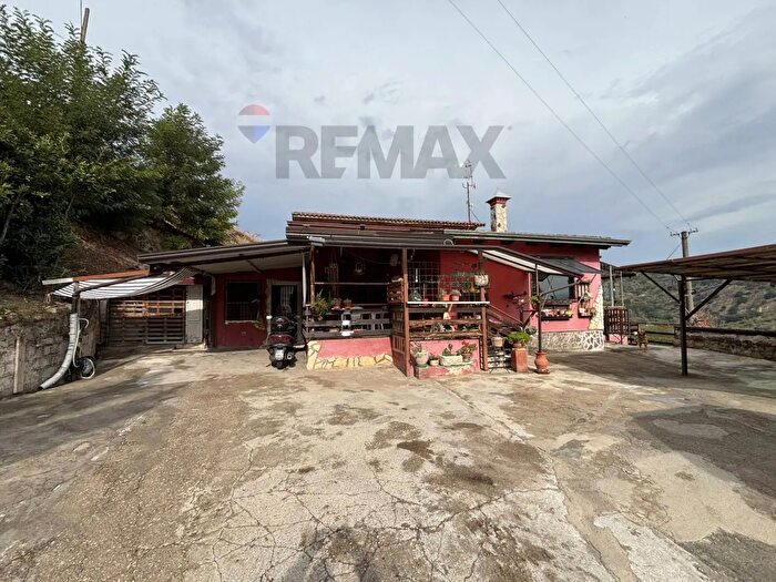 Casa con 10 locali in vendita in Apice
