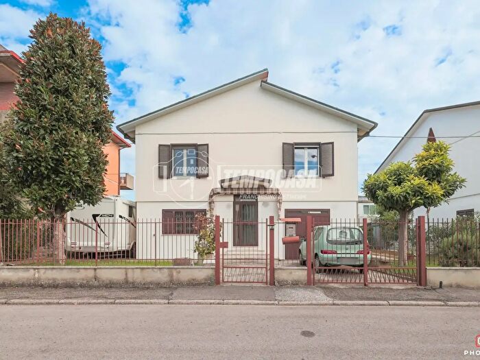 Casa con 5 locali in vendita in Forli'