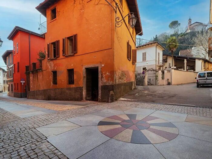 Appartamento con 10 locali in vendita in Via Marconi, Besano