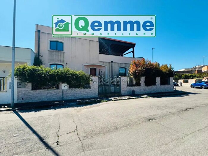 Casa con 8 locali in vendita in Piazza Beethoven, Lequile