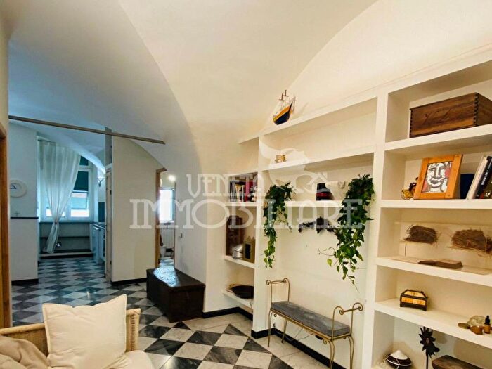 Appartamento trilocale in affitto in Vico Malatti, Molo, Genova