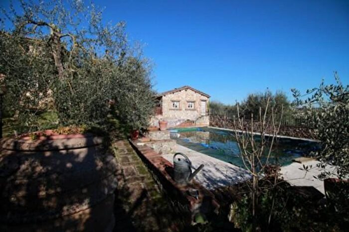 Casa con 9 locali in vendita in Sovicille