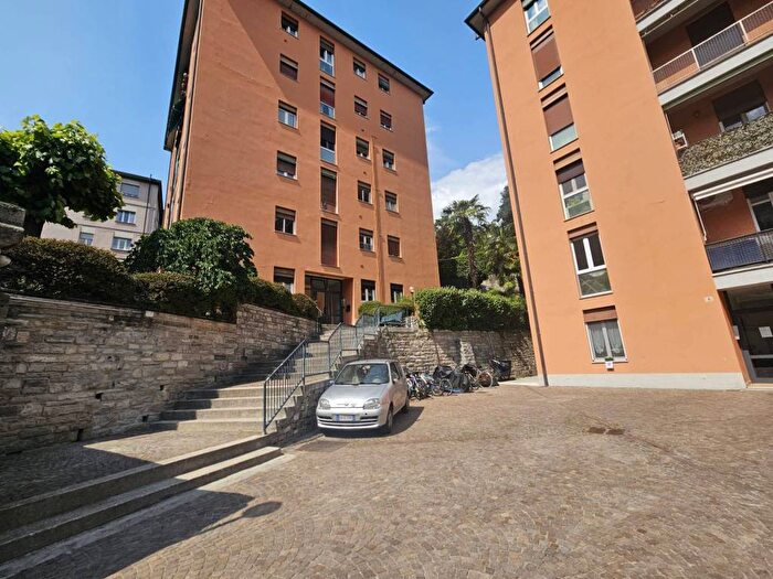 Appartamento trilocale in affitto in Via Gaspare Rosales, Villa Olmo, Como