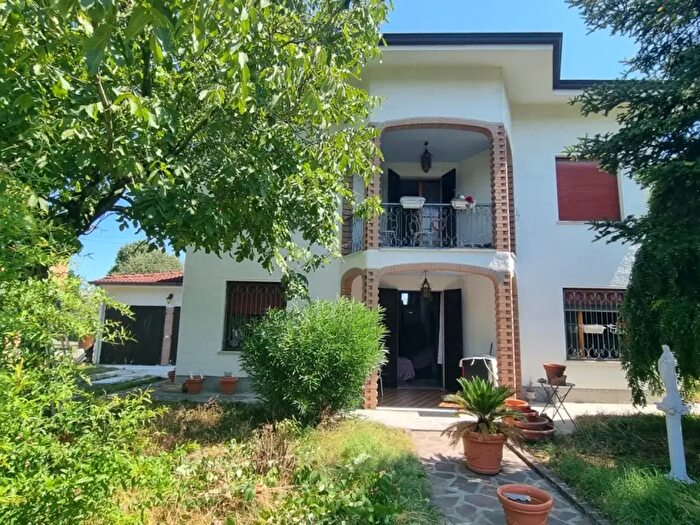 Casa con 10 locali in vendita in Via Martiri della Bettola, Novellara