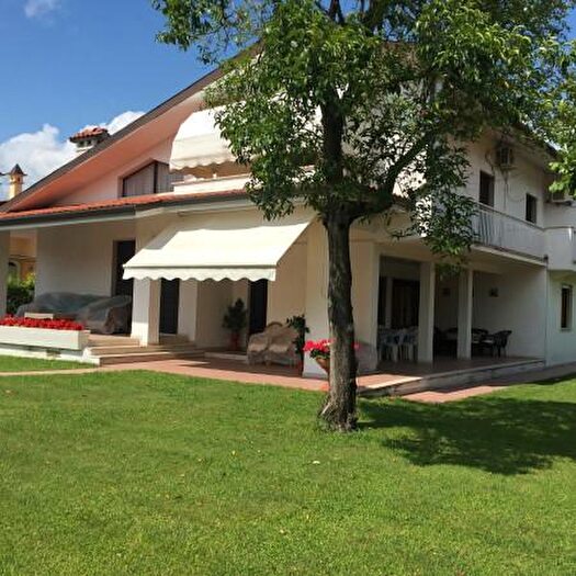 Casa con 6 locali in affitto in Forte Dei Marmi