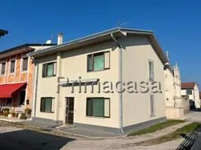 Casa con 9 locali in vendita in Piazza San Gregorio, Veronella
