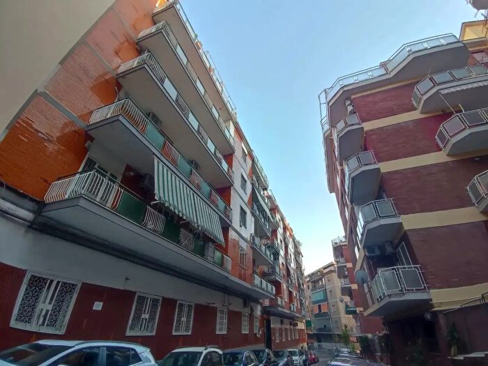 Appartamento trilocale in vendita in Via Spartaco, Napoli