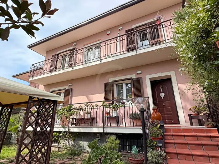 Casa con 8 locali in vendita in Via Santissimo Crocifisso, Mascalucia