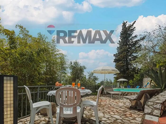 Casa con 10 locali in vendita in Camaiore