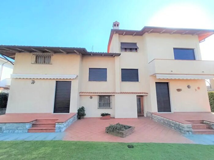 Casa con 6 locali in vendita in Pietrasanta