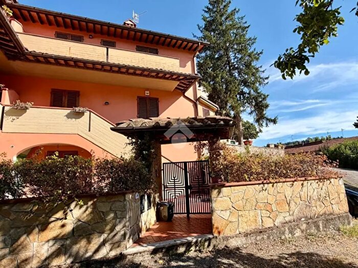 Casa con 5 locali in vendita in Via Cattani Cavalcanti, Signa