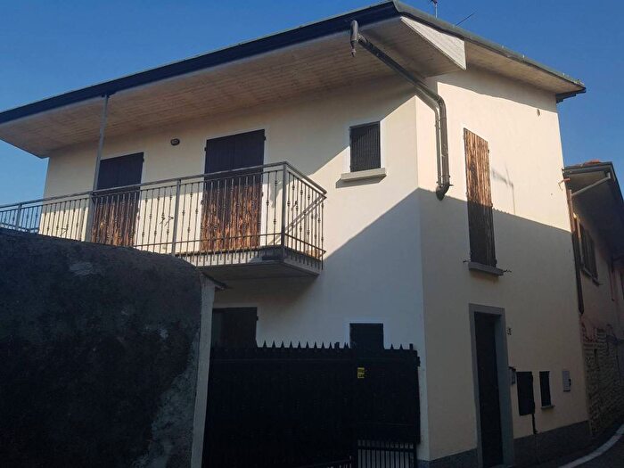 Appartamento trilocale in vendita in Via Giornate, Centro, Castrezzato