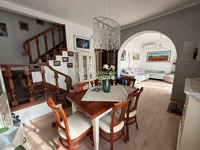 Casa con 6 locali in vendita in Cascina