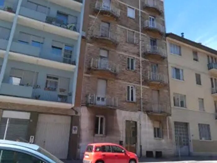 Appartamento trilocale in vendita in Via Broni, Torino