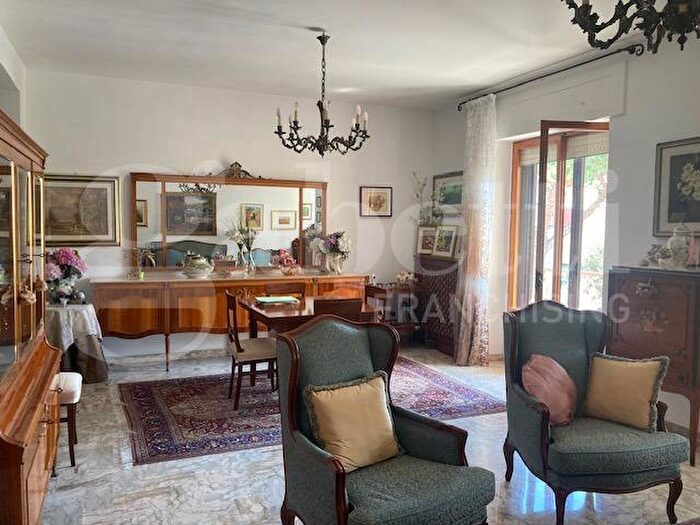 Casa con 8 locali in vendita in Viale Commenda, Brindisi