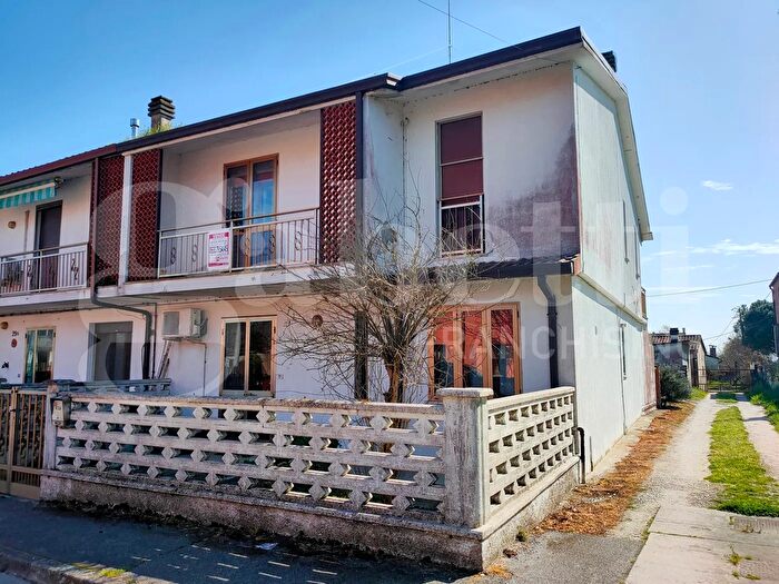 Casa con 8 locali in vendita in Mesola