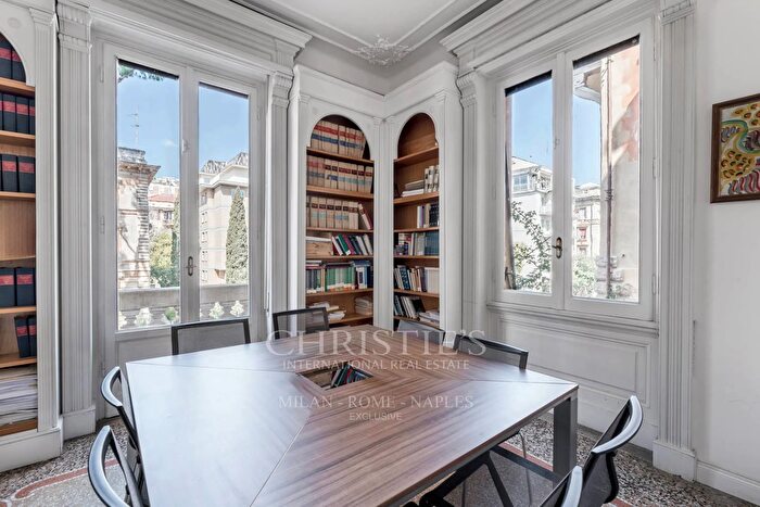 Appartamento con 7 locali in vendita in Via Dora, Roma