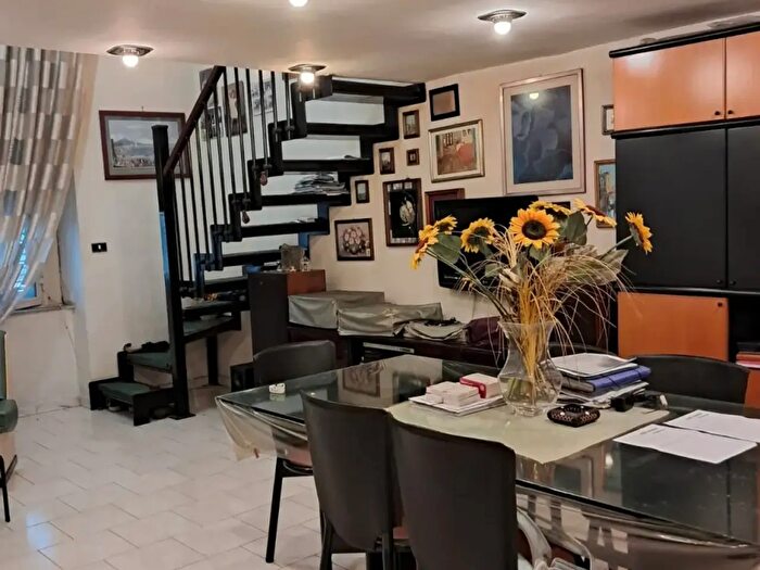 Appartamento trilocale in affitto in Via Ferrante Imparato, Napoli