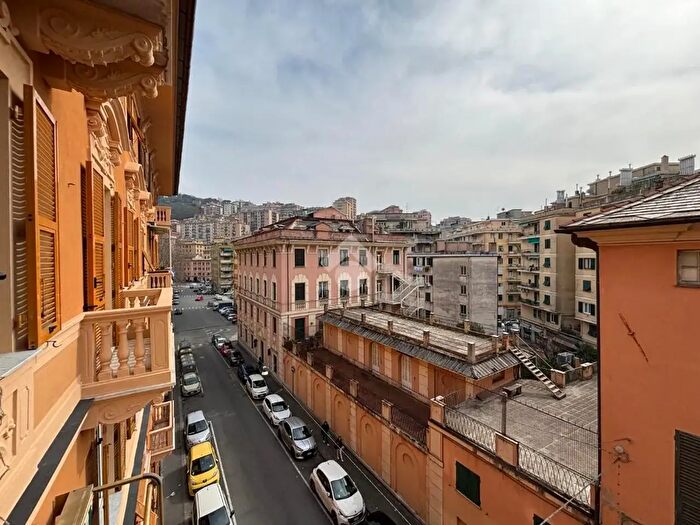 Appartamento quadrilocale in vendita in Via Marassi, Genova