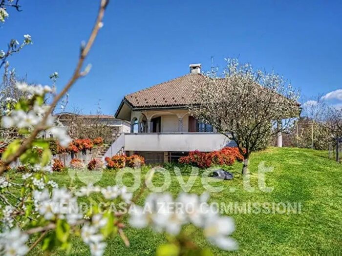 Casa con 6 locali in vendita in Via Corinto, Cantu