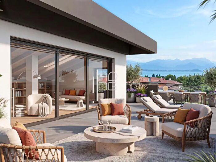 Appartamento quadrilocale in vendita in Via Pratomaggiore, Desenzano Del Garda