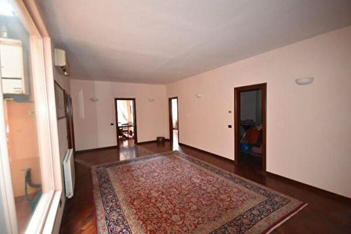 Appartamento con 6 locali in vendita in Via Garibaldi SNC, Pietrasanta