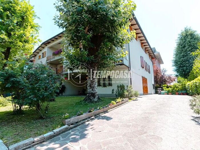 Casa con 10 locali in vendita in Via Tagliamento, Vignola