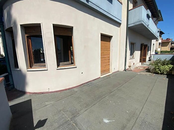 Casa con 9 locali in vendita in Signa