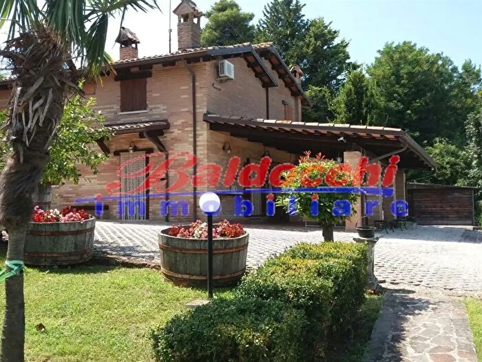 Casa con 5 locali in vendita in Terre Roveresche