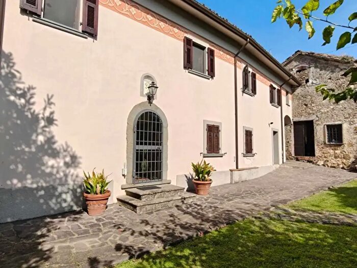 Casa con 13 locali in vendita in Licciana Nardi