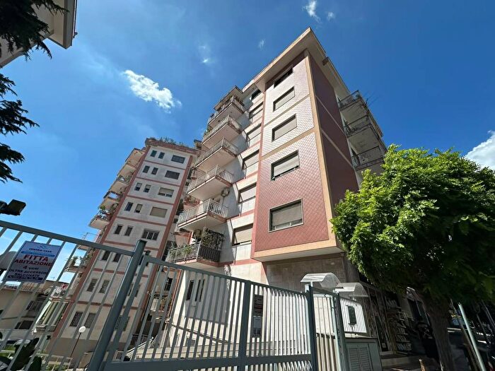 Appartamento trilocale in affitto in Via Domenico Fontana, Rione Alto, Napoli