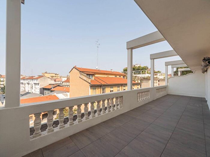 Appartamento quadrilocale in affitto in Via Goffredo Mameli, Indipendenza, Milano