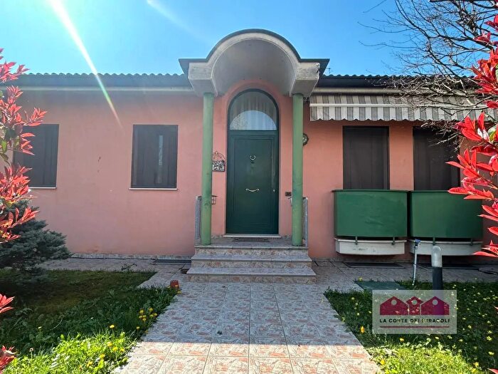 Casa trilocale in affitto in Via Gioberti, Costabissara