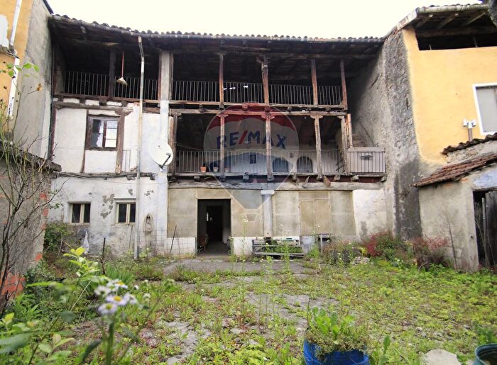 Casa con 8 locali in vendita in Via Marconi, Casnigo